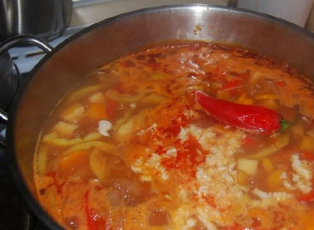 1. Этап. Кавказский суп из баранины: Процедите бульон, залейте его в кастрюлю, добавьте нарезанный картофель, перец чили и поставьте на огонь. Варите полчаса после закипания. За 10 минут до готовности добавьте пропущенный через пресс чеснок.