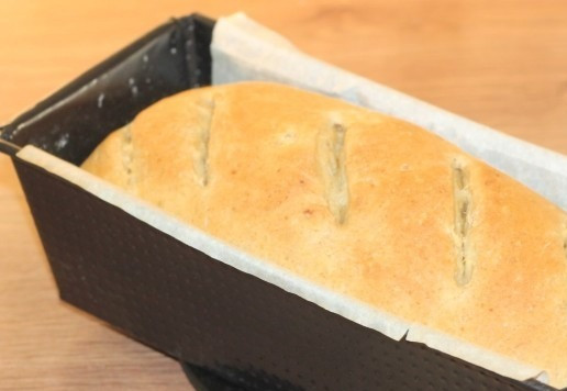 1. Этап. Хлеб на картофельном отваре: 10. Извлекаем хлеб из формы и снимаем бумагу. Опрыскиваем хлеб водой или смазываем сливочным маслом, накрываем полотенцем. Приятного аппетита!