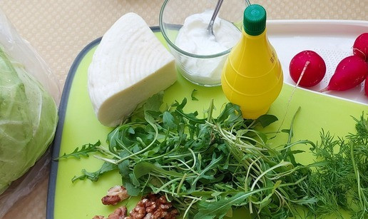 1. Этап. Овощной салат с вареным адыгейским сыром: Ингредиентов немного. Специй нет вовсе. Количество ингредиентов примерное.