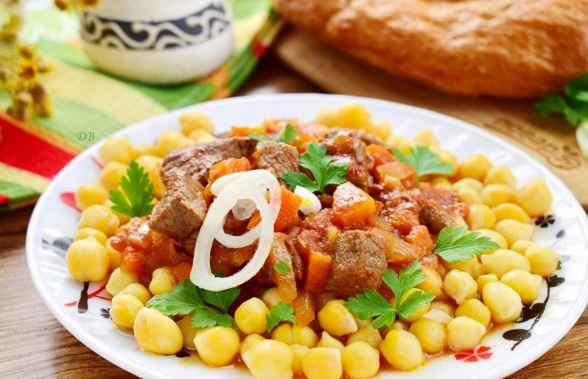 1. Этап. Татарский суп Нохутлы аш: Подавайте к столу: сперва выкладывайте на блюдо нут с бульоном (2-3 ст. л.), сверху — кусочки тушеного мяса и овощи, полейте соусом. Подавайте суп с кольцами лука и свежей зеленью. Приятного аппетита!