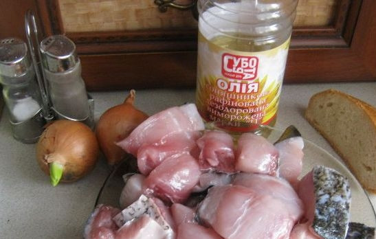 1. Этап. Рыбные котлеты из речной рыбы: Прежде всего, нам необходимо залить хлеб водой и отправить его отмокать. Рыбку потрошим, удаляем голову и хвост, соскребаем чешую и промываем. Теперь нарезаем ее на куски и отделяем мясо от хребта и костей.