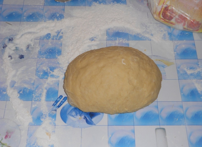 1. Этап. Пирог Курник: еще добавить муки, еще перемешать, и так до тех пор пока не получиться упругое, не прилипающее к рукам тесто.