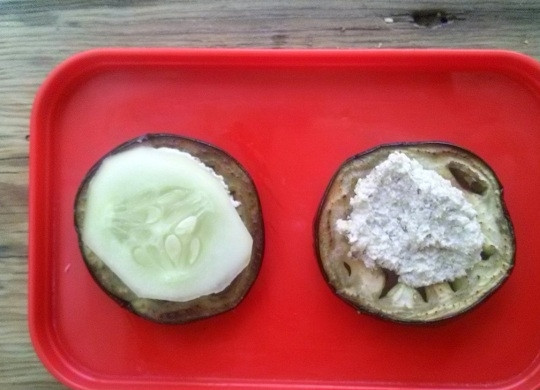 1. Этап. Мильфей: Выложите слоями баклажаны, песто, огурец.