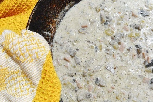 1. Этап. Французские макароны: Теперь добавьте в сковородку сметанку, перемешайте ингредиенты. Убавьте огонь до минимума и накройте сковородку крышкой. Оставьте блюдо тушиться на две-три минуты. Затем откройте крышку, поперчите и посолите блюдо.