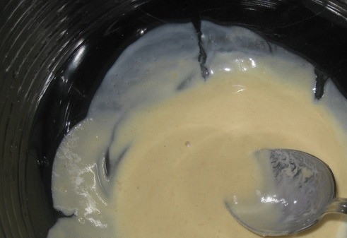 1. Этап. Индейка в духовке в рукаве: Теперь вам необходимо приготовить маринад. Благодаря ему мясо будет мягким, с приятным ароматом и пикантной остринкой. Для маринада соедините в глубокой пиалке горчицу и йогурт, хорошенько все перемешайте.