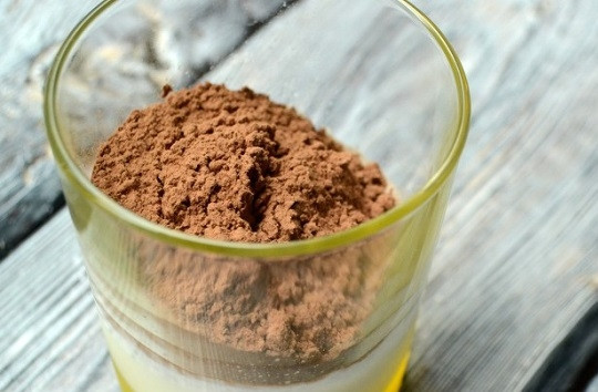 1. Этап. Торт Сникерс с крекером: 3. Параллельно соедините кефир с какао и перемешайте.