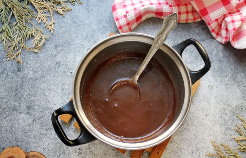 1. Этап. Турецкий шоколадный мокрый кекс: Пока выпекается кекс, сделайте заливку. Для этого в кастрюлю с толстым дном выложите какао-порошок, сахар, влейте растительное масло, молоко и перемешайте. Поставьте кастрюлю на медленный огонь, доведите до кипения и варите, мешая, в течение 30 секунд. Снимите заливку с огня.