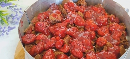 1. Этап. Шоколадный торт с вишней и сметанным кремом: Затем залить половиной крема, выложить кубики бисквита и оставшуюся часть вишни