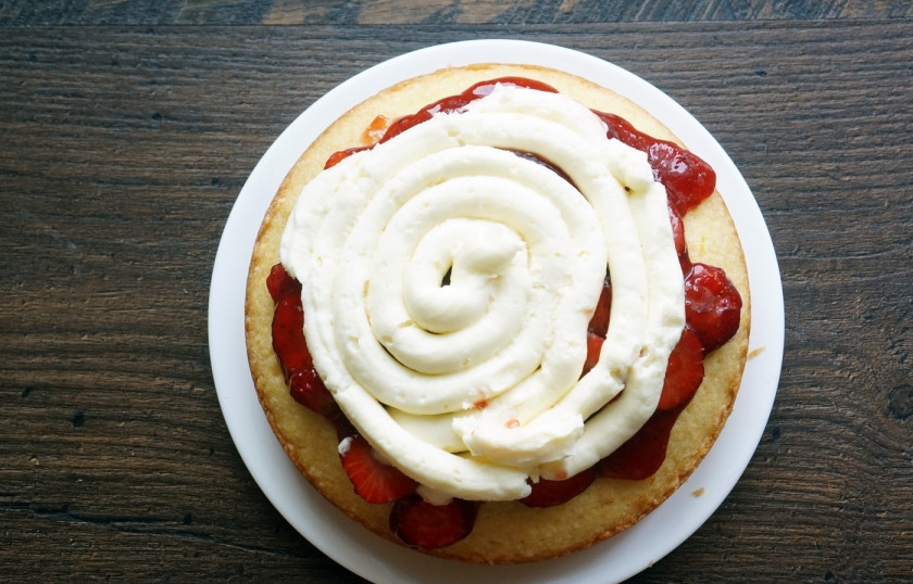 1. Этап. Масляный бисквит: Промазать коржи вы можете клубникой с джемом, а сверху — сливочным кремом.