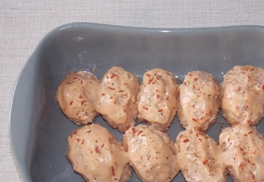 1. Этап. Котлеты с творожным сыром в духовке: Смазать котлеты сверху полученным соусом и слегка посыпать паприкой. Запекать в предварительно разогретой духовке при 180С, примерно 35-40 минут.