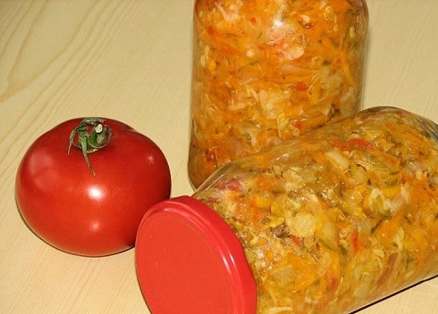 1. Этап. Салат Кубанский на зиму: Переворачиваем вниз горлышком и оставляем до полного остывания. Затем убираем на хранение.