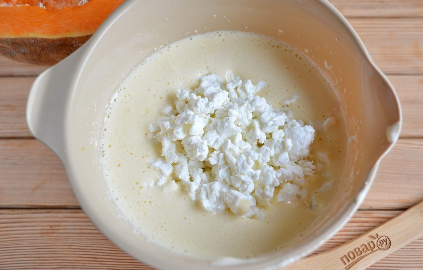 1. Этап. Творожная запеканка в тыкве: Добавьте творог, миксером снова перемешайте массу до однородности.