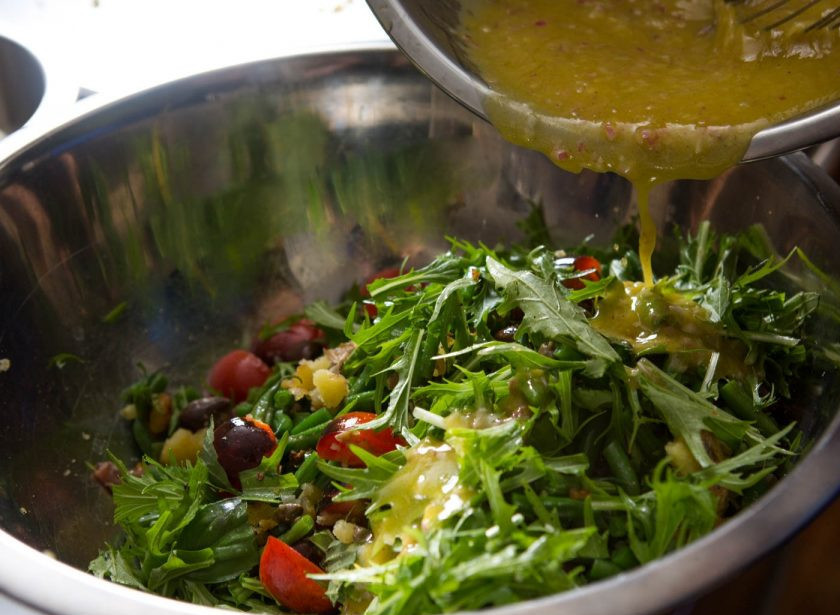 1. Этап. Салат с консервированным тунцом и яйцом: 7. Заправляю салат соусом, перемешиваю его аккуратно. По вкусу солю и перчу.