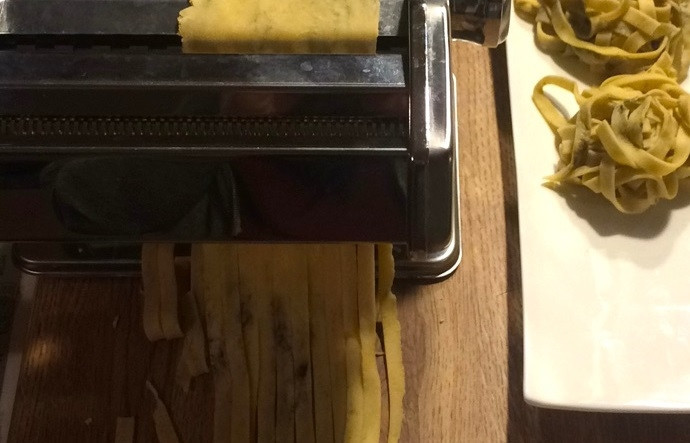 1. Этап. Самодельная паста: 6. Поменяйте насадку или воспользуйтесь ножом, разрежьте каждый пласт на тонкие полоски.