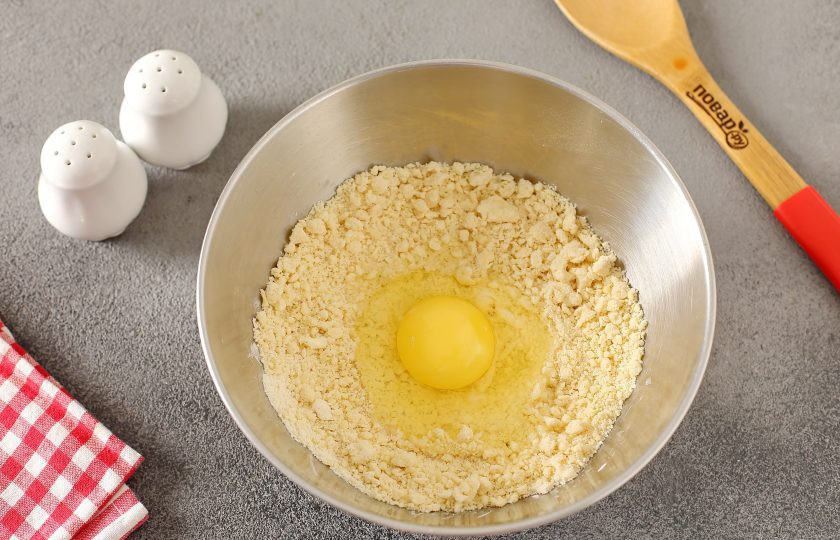 1. Этап. Киш по Джейми Оливеру: Перетрите все руками до состояния крошки и добавьте одно яйцо.