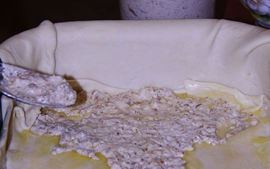 1. Этап. Пахлава из слоеного теста: Теперь опять смазываем пластину маслом и выкладываем смесь орехов и белков.