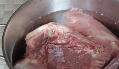 1. Этап. Башкирский бешбармак: Поместите мясо в кастрюлю с холодной водой и доведите до кипения, снимая пену.