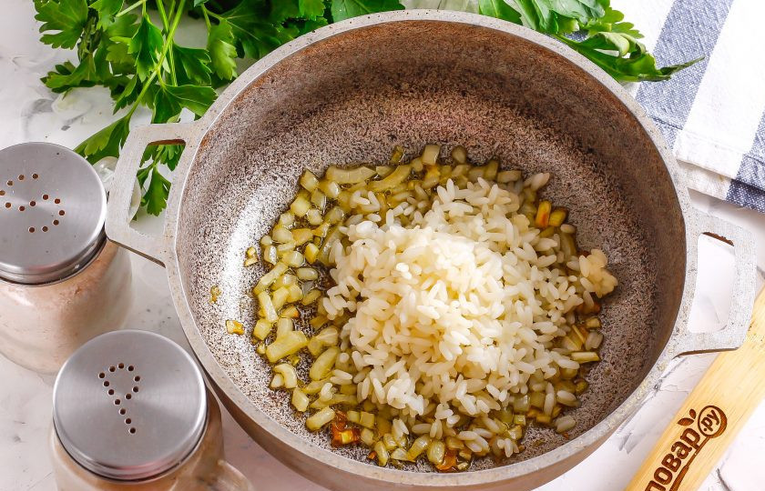 1. Этап. Грузинский суп с мацони: Всыпьте отварной рис любого сорта. Крупу отварите заранее в течение 12 минут.