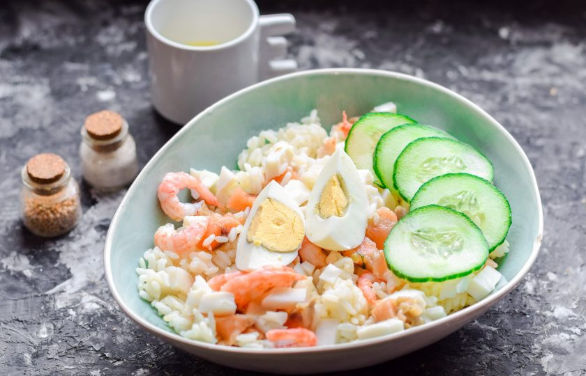 1. Этап. Салат с рисом и морепродуктами: Перемешайте все ингредиенты, заправьте маслом, добавьте соль и перец. Также нарежьте огурец кружочками и переложите в салатник, украсьте салат дольками яиц.