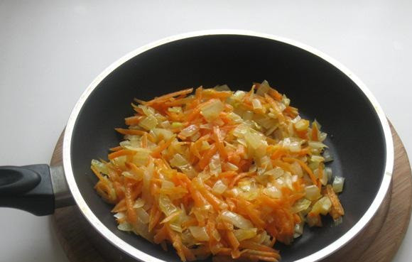 1. Этап. Фаршированный перец в сметанном соусе: 5. На сковороду налить немного растительного масла и разогреть. Отправить туда овощи. На среднем огне обжарить 3-5 минут.