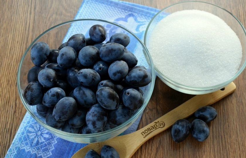 1. Этап. Варенье из угорки: Сливы помойте, дайте воде стечь.