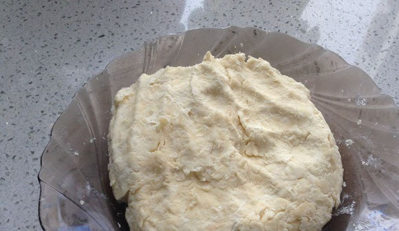 1. Этап. Французский пирог за 5 минут: 2. Хорошо вымесим тесто руками, и пока отправим его в холодильник.