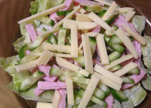 1. Этап. Салат Фрешер: Сыр нарезаем соломкой, добавляем в тарелку.