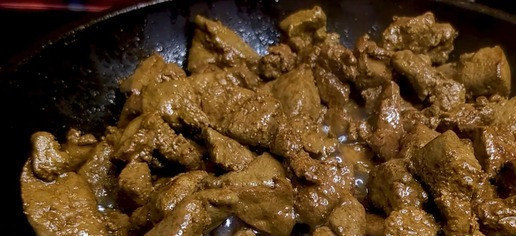 1. Этап. Сочная говяжья печень с луком: Обжарьте печень в растительном масле в течение 10 минут.