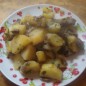 Картофель с грибами в рукаве Почистить картофель, нарезать не очень мелкими кубиками. Грибы порезать, обжарить на сковороде с луком. Грибы смешать с картофелем, сметаной, солью и специями (по желанию). Сложить все в рукав, я использовала 2 рукава, чтобы быстрее приготовилось. В один я положила прованские травы и зелень, а второй был без всего, т. к. дочь у меня не любит зелень... И поставить в духовку минут на 25-30. После того, как духовку отключила, сразу не стала доставать, решила дать настояться и пропитаться. По началу казалось, что много жидкости, но потом картофель в себя вобрал и получилось в самый раз!