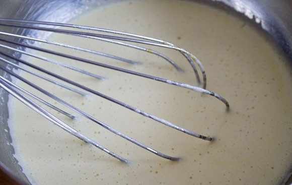 1. Этап. Пастель-де-Ната: 3. Постепенно, в несколько этапов, введите желтки в молочно-сливочную смесь, постоянно взбивая.