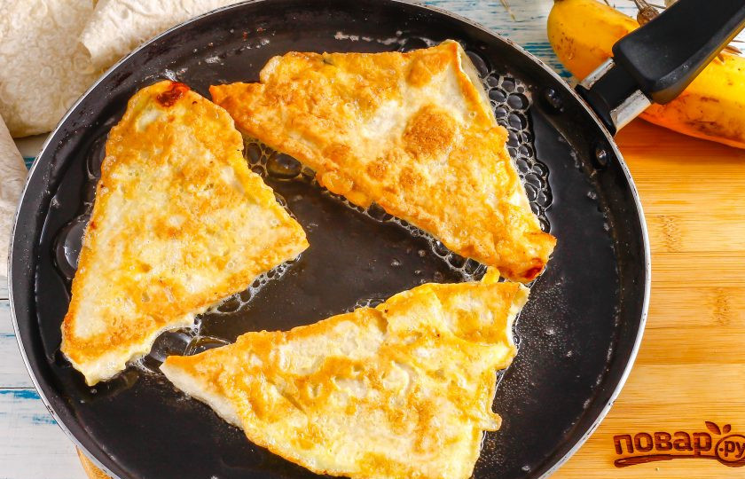 1. Этап. Конвертики из лаваша с творогом и бананом: Переверните и обжарьте такое же количество времени до румяности.