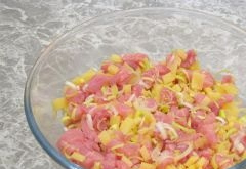 1. Этап. Мясной пирог на скорую руку: Делаем начинку для пирога. Для этого смешиваем мясо, лук и картофель. Солим и перчим.