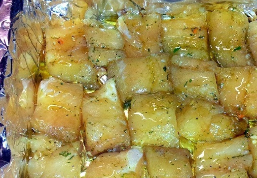 1. Этап. Судак по-монастырски: Большой противень застелите алюминиевой фольгой для запекания, сложенной в несколько раз. Смажьте фольгу растительным маслом и выложите на нее кусочки замаринованной рыбы.