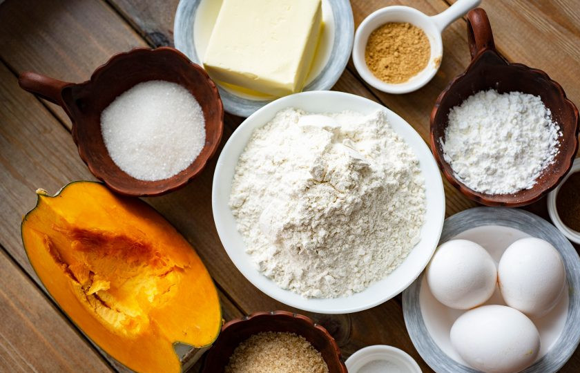 1. Этап. Тыквенный пирог Гарри Поттера: Подготовьте все ингредиенты перед началом приготовления. Тыкву почистите от кожуры и семян. Масло должно быть очень холодным, поэтому из холодильника его доставайте непосредственно перед моментом использования.