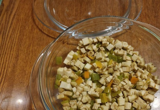 1. Этап. Жареная капуста с баклажанами и перцем: Достаём из микроволновки наши баклажаны с перцем. Вот такой вид они приобрели (на фото). Сразу скажу, что после такой обработки эти овощи уже не будут воровать наше масло на сковороде (баклажан касается).