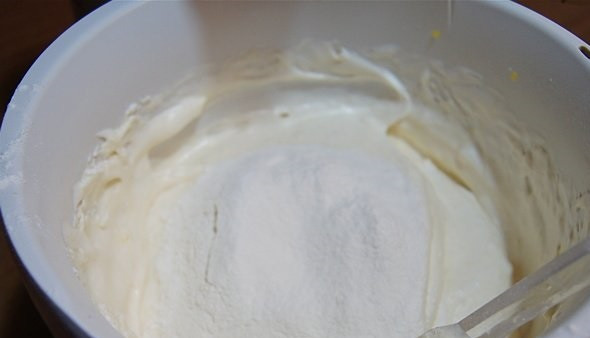 1. Этап. Торт Елизавета: 3. Далее весь процесс необходимо выполнять вручную. Муку просеять вместе с ванилином и добавить к белкам. Аккуратно перемешать, чтобы не было комочков.