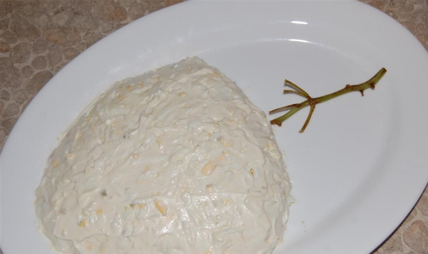 1. Этап. Салат Тиффани с копченой курицей: Смазываем майонезом.