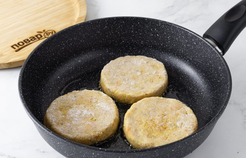 1. Этап. Котлеты из гороха и капусты: Обжарьте их на сковороде примерно 3-4 минуты с каждой стороны. До золотистой корочки.