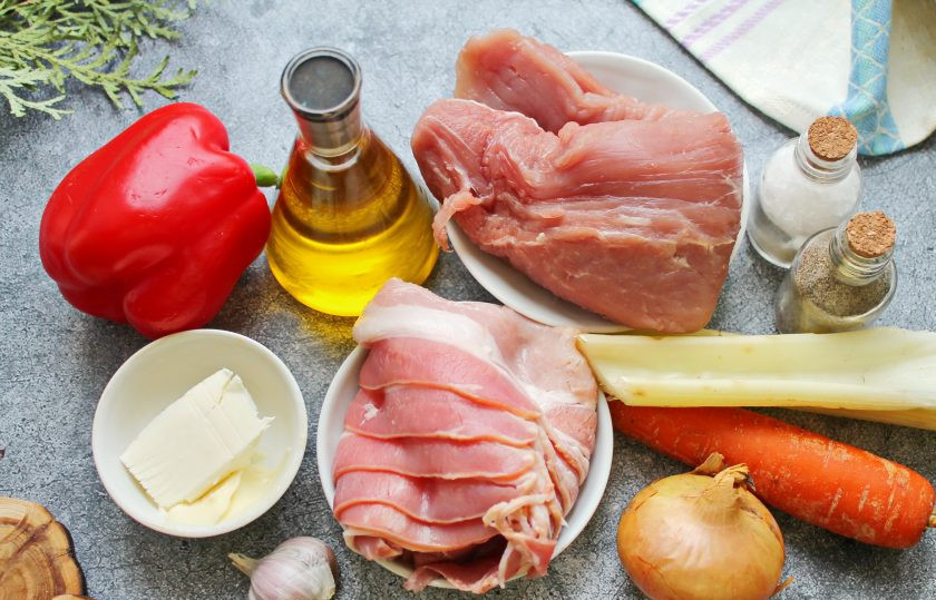 1. Этап. Свиные медальоны в беконе запеченные с овощами: Подготовьте все необходимые ингредиенты для приготовления свиных медальонов в беконе с овощами.