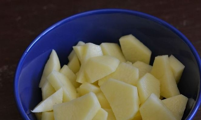1. Этап. Полтавский борщ с галушками: Картофель почистите от кожуры и промойте в большом количестве воды. Затем нарежьте его брусочками или кубиками небольшого размера.