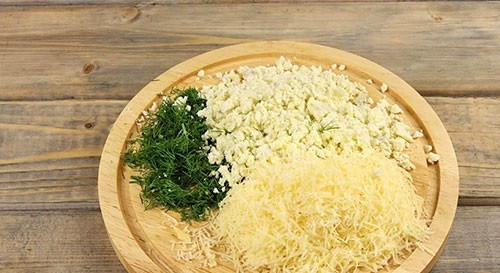 1. Этап. Салат Гнездо глухаря с огурцом: 9. Для последнего штриха нам понадобятся сыр, желтки, чеснок и немного зелени.