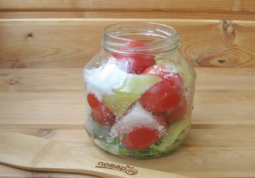 1. Этап. Помидоры с болгарским перцем на зиму: Перед тем, как залить банки кипятком в третий раз, выложите в банки соль, сахар и налейте уксус. На одну литровую банку понадобится: 1 столовая ложка соли, две столовые ложки сахара, 1 столовая ложка уксуса.