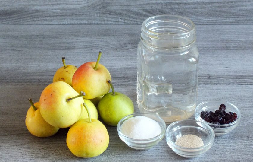 1. Этап. Грушевый квас: Подготовьте необходимые ингредиенты. Если у вас груши из собственного сада, то не мойте, а просто протрите полотенцем.