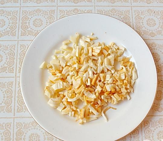 1. Этап. Салат из капусты с курицей и редисом: 3. Расплетаем косичку копченого сыра и нарезаем его маленькими кусочками. Использовать здесь можно и колбасный подкопченный сыр.