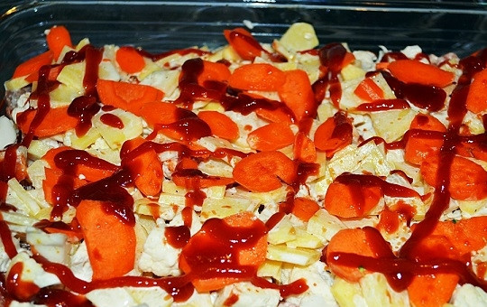 1. Этап. Красная рыба с овощами в духовке: 9. И морковь с небольшим количеством кетчупа.