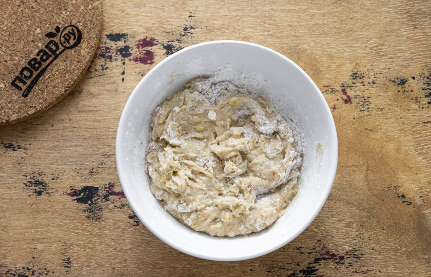 1. Этап. Банановые оладьи с рисовой мукой: Затем добавьте муку и разрыхлитель. Вилкой перемешайте тесто, чтобы не оставалось крупных комочков.