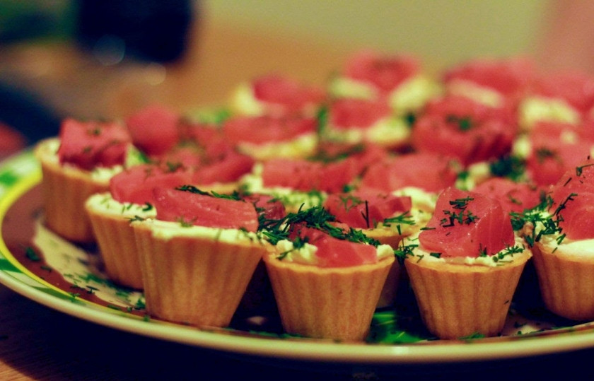 1. Этап. Салат в тарталетках с семгой: 3. Выкладываем в тарталетки, посыпаем по желанию зеленью и украшаем кусочками оставшейся семги. Готово!