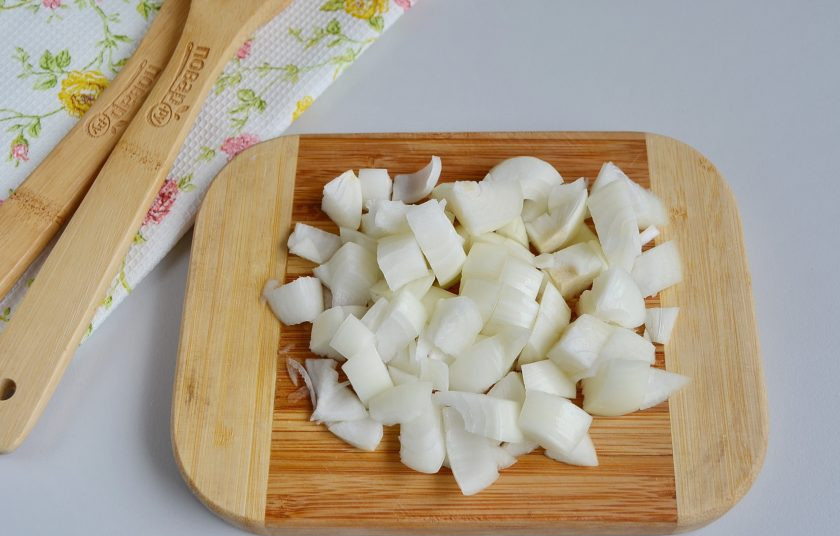 1. Этап. Шима блюдо: Порежьте некрупно лук.