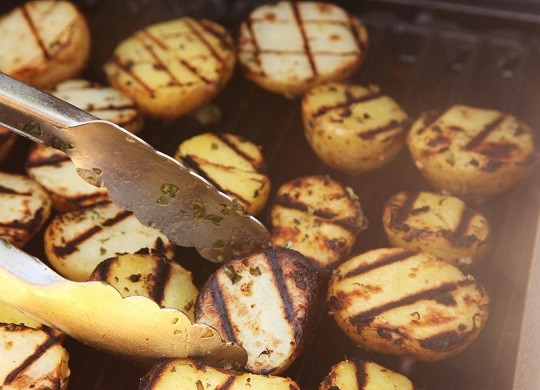 1. Этап. Картофельные дольки в специях: 4. Обжаривайте картофель до насыщенной корочки. Затем аккуратно переверните и зажарьте с другой стороны.