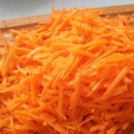 1. Этап. Куриные сердечки в мультиварке: Морковь вымыть, почистить, натереть на крупной терке.